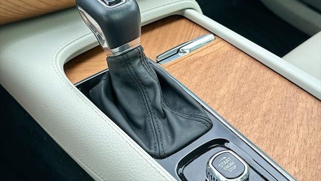 2022 Volvo XC90 T6 Momentum 6-Passenger