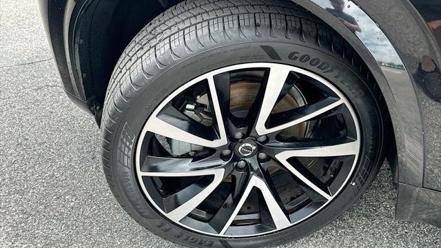 2022 Volvo XC90 T6 Momentum 6-Passenger