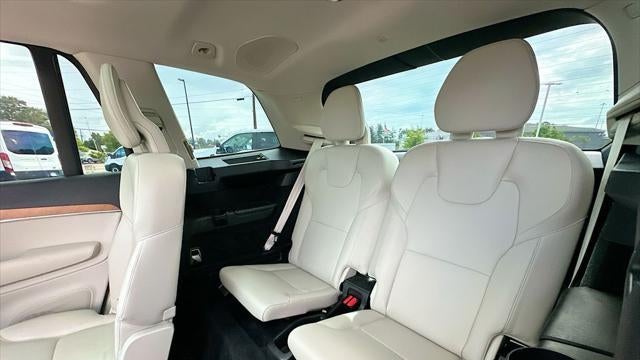 2022 Volvo XC90 T6 Momentum 6-Passenger