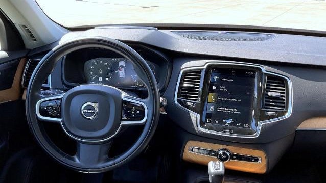 2021 Volvo XC90 T6 Momentum 7-Passenger