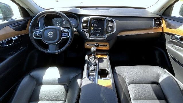 2021 Volvo XC90 T6 Momentum 7-Passenger