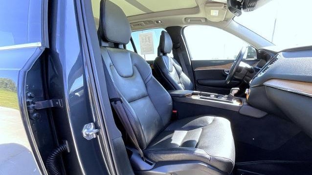 2021 Volvo XC90 T6 Momentum 7-Passenger