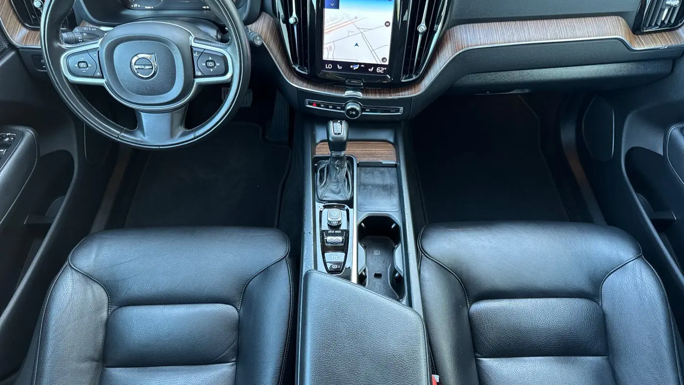 2021 Volvo XC60 T6 Momentum