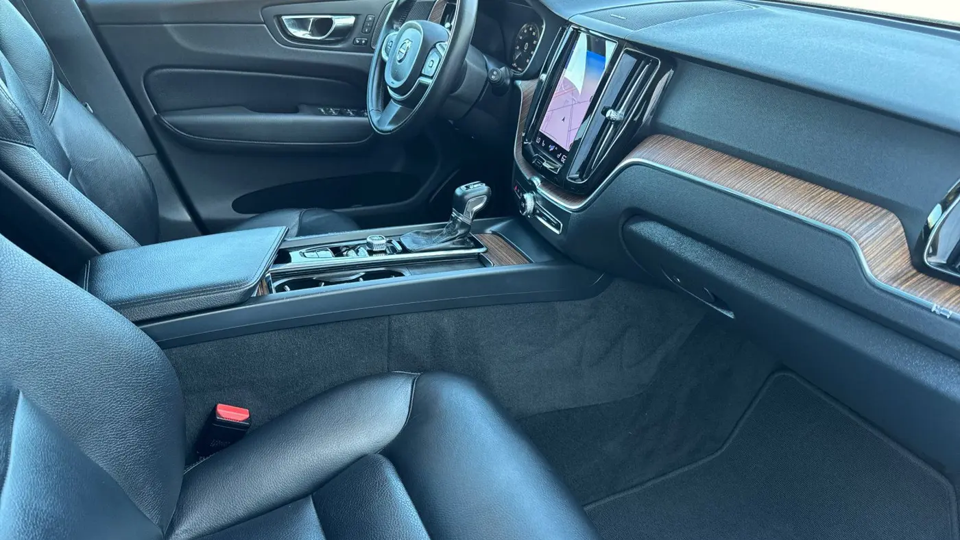 2021 Volvo XC60 T6 Momentum