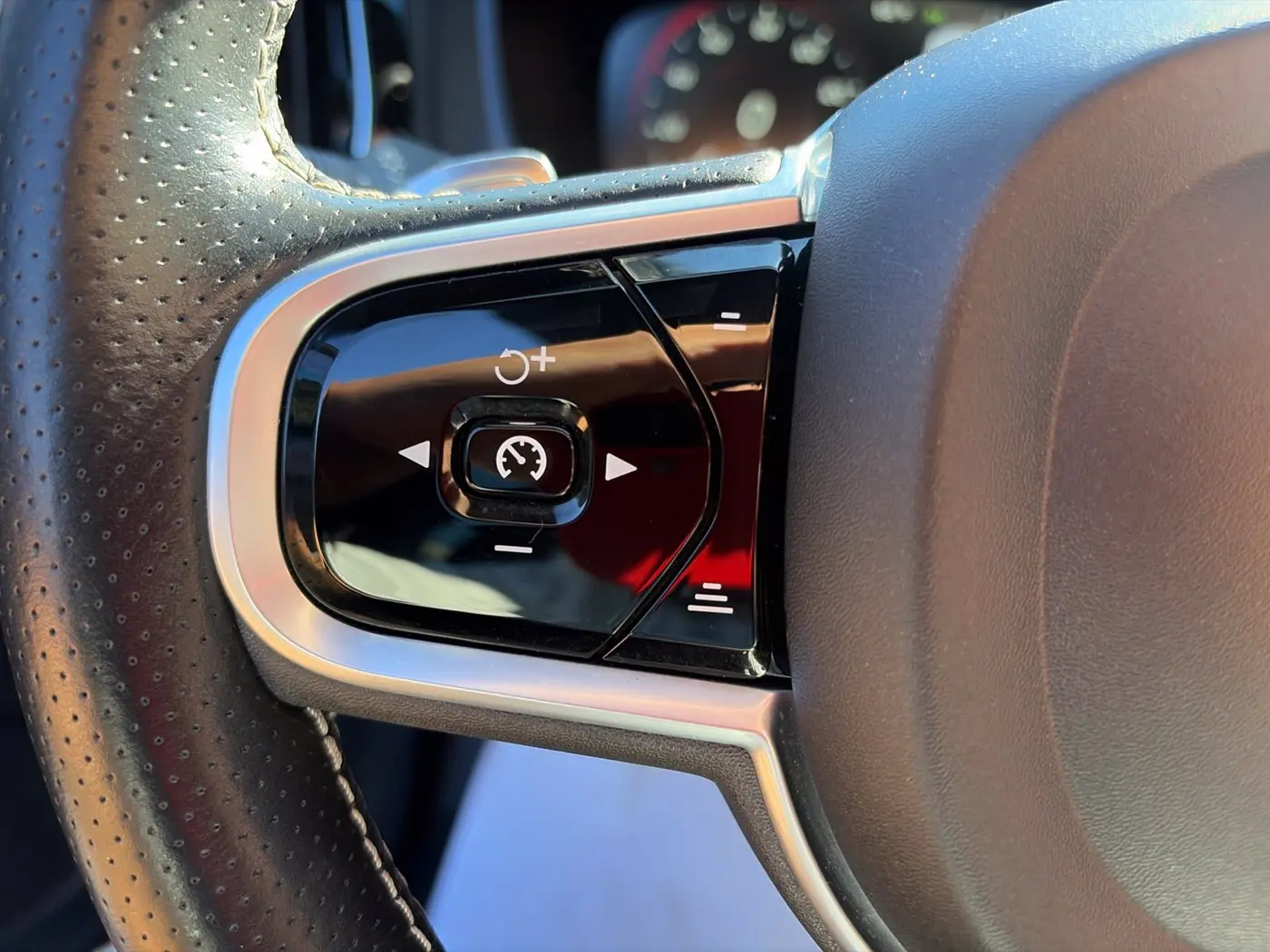 2019 Volvo XC60 - $24,500