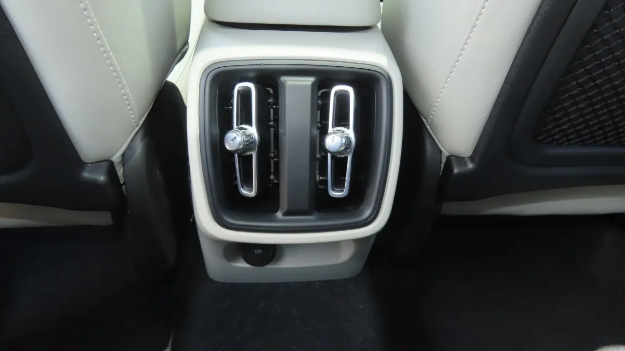 2021 Volvo XC40 T4 Momentum