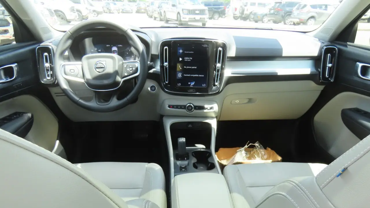 2021 Volvo XC40 T4 Momentum