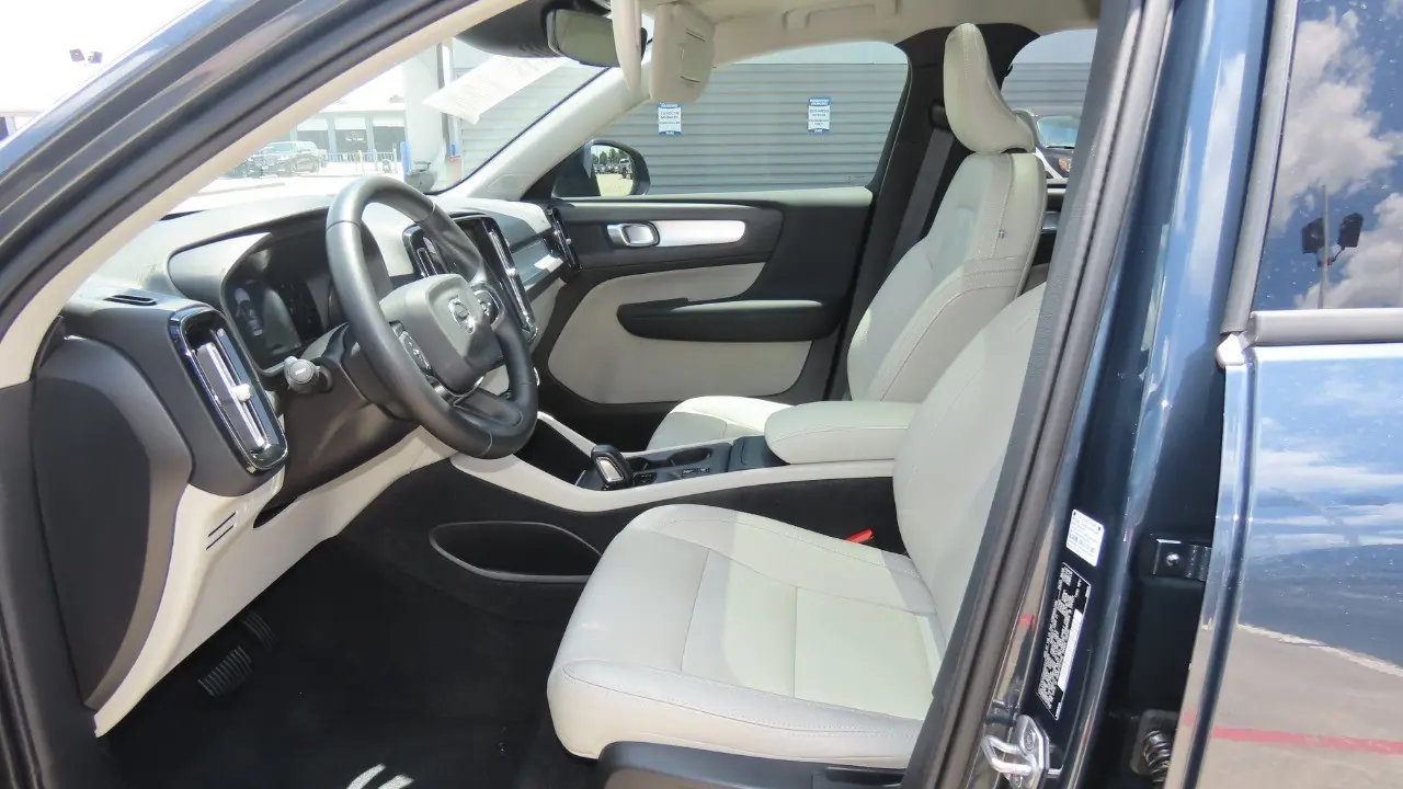 2021 Volvo XC40 T4 Momentum