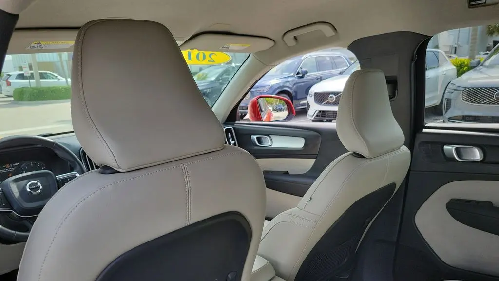 2019 Volvo XC40 T4 Momentum