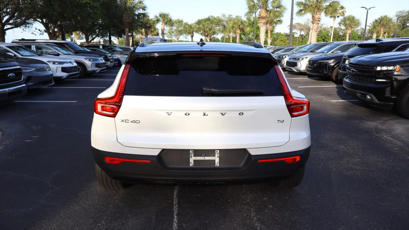 2022 Volvo XC40 T4 R-Design