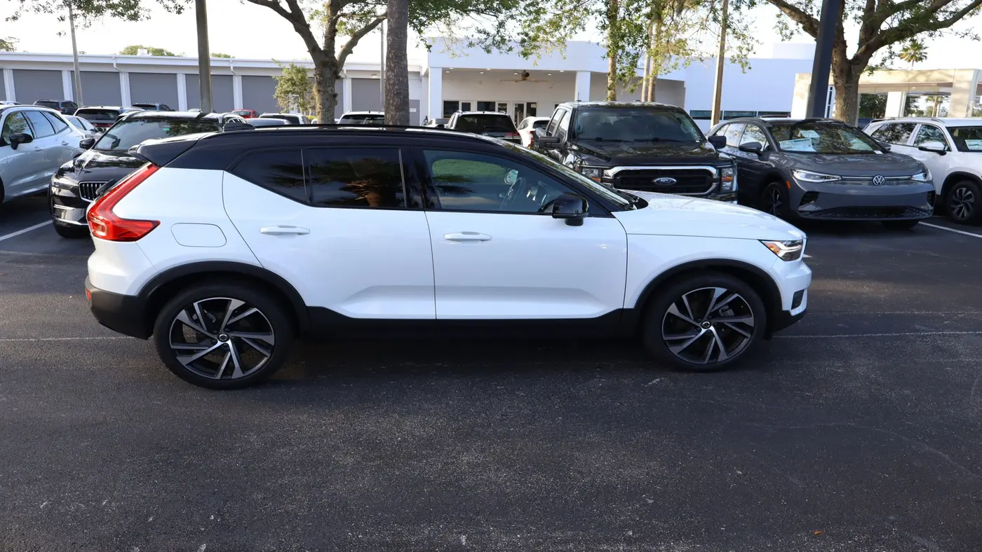 2022 Volvo XC40 T4 R-Design