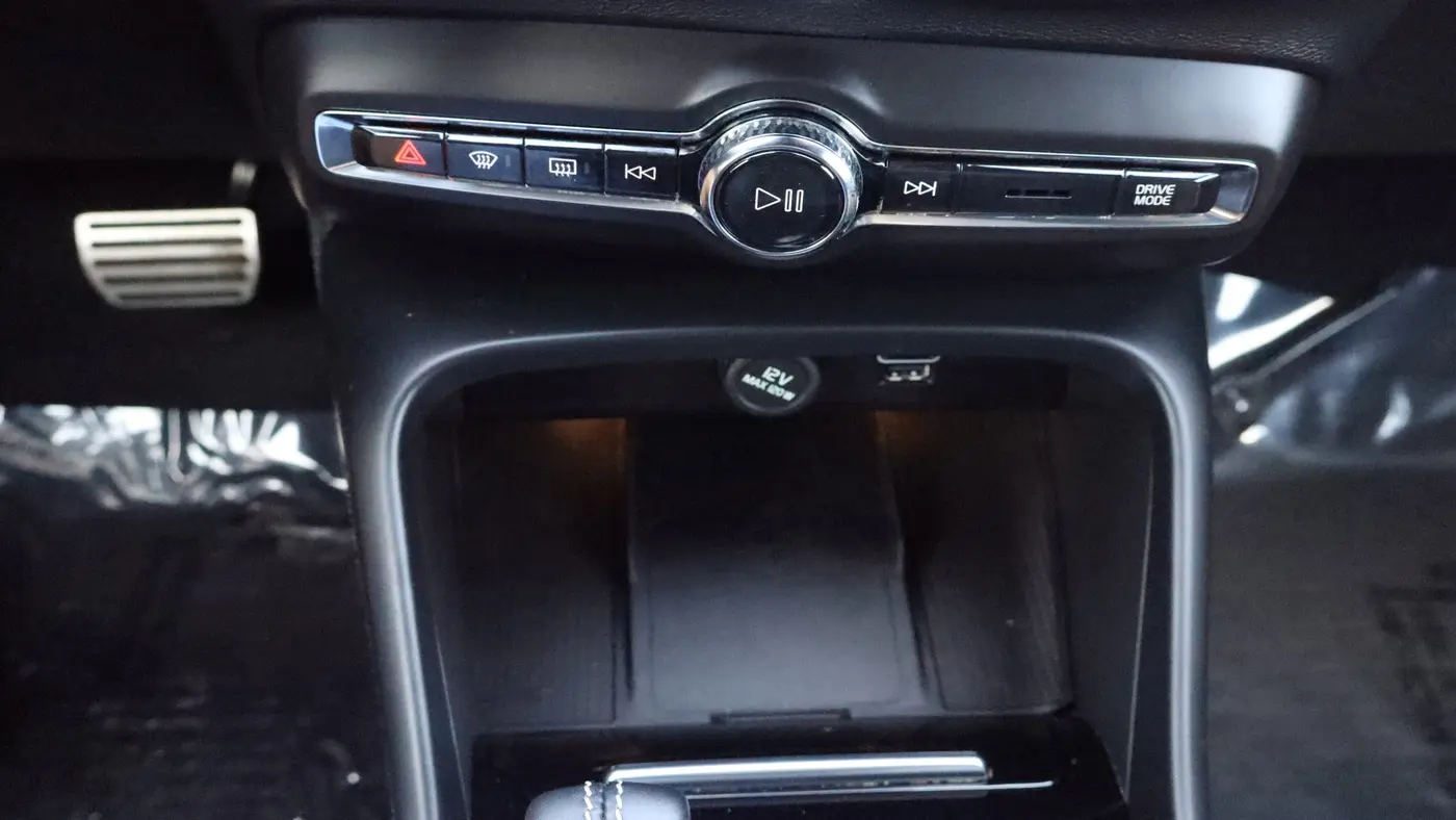 2022 Volvo XC40 T4 R-Design