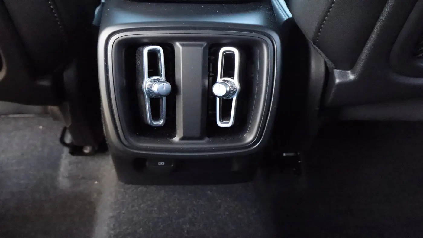 2022 Volvo XC40 T4 R-Design