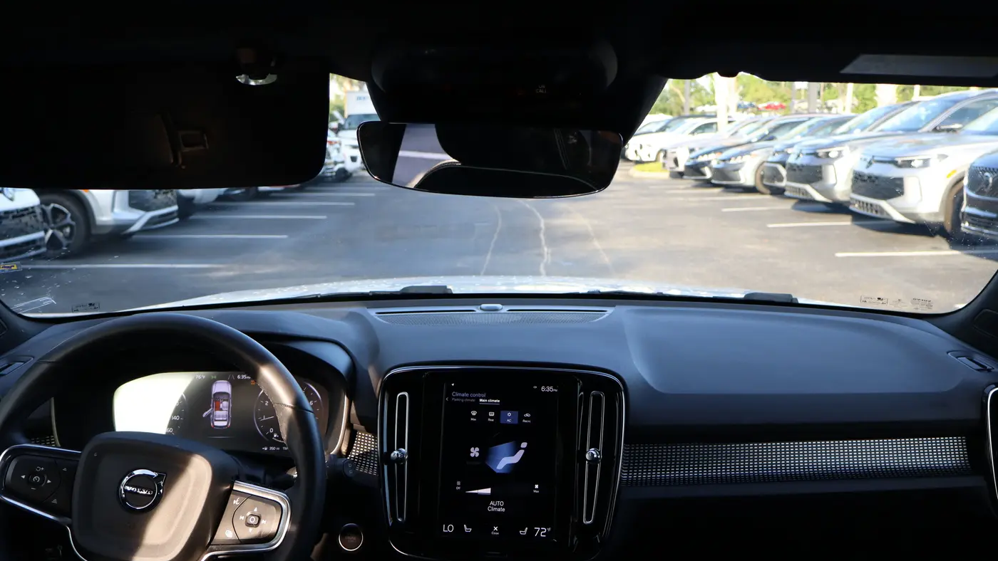 2022 Volvo XC40 T4 R-Design
