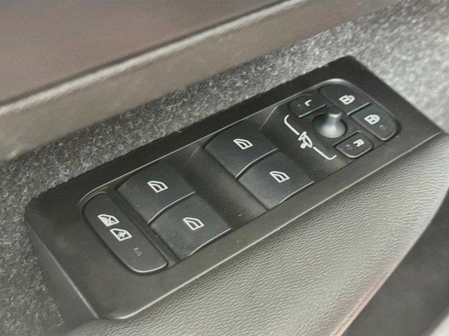 2021 Volvo XC40 - $22,869