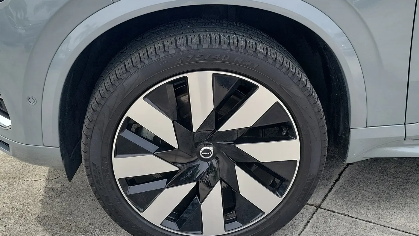 2024 Volvo XC90 Recharge T8 Ultimate Bright Theme 7P