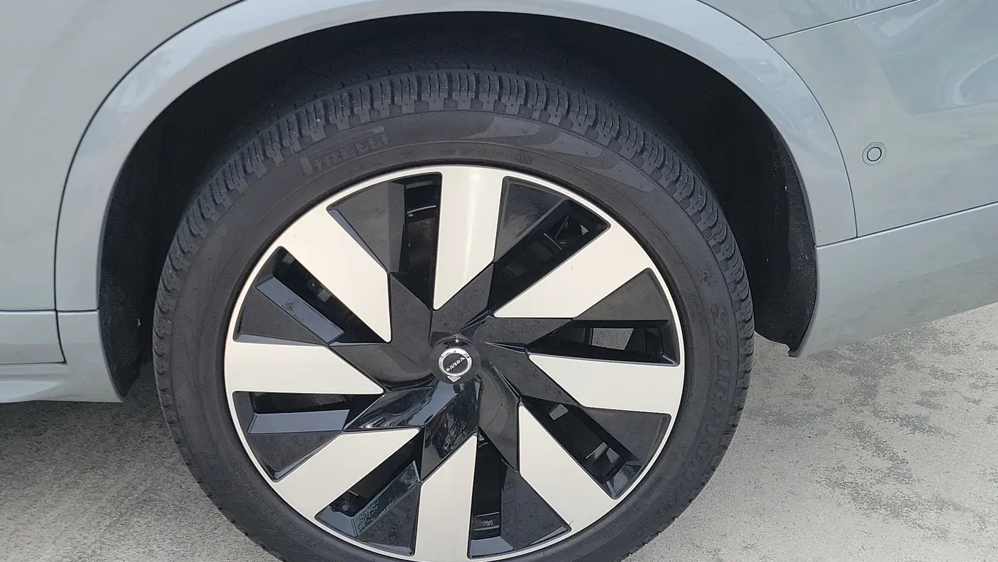 2024 Volvo XC90 Recharge T8 Ultimate Bright Theme 7P