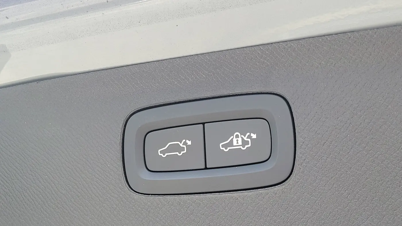2024 Volvo XC90 Recharge T8 Ultimate Bright Theme 7P