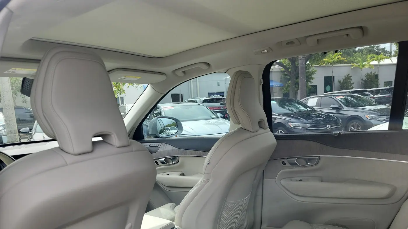 2024 Volvo XC90 Recharge T8 Ultimate Bright Theme 7P