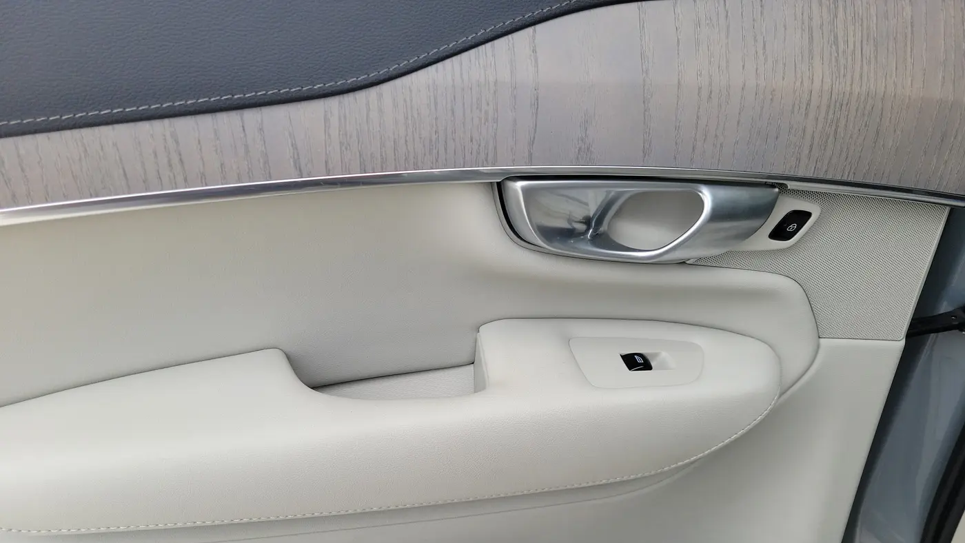 2024 Volvo XC90 Recharge T8 Ultimate Bright Theme 7P