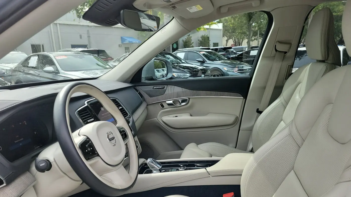 2024 Volvo XC90 Recharge T8 Ultimate Bright Theme 7P