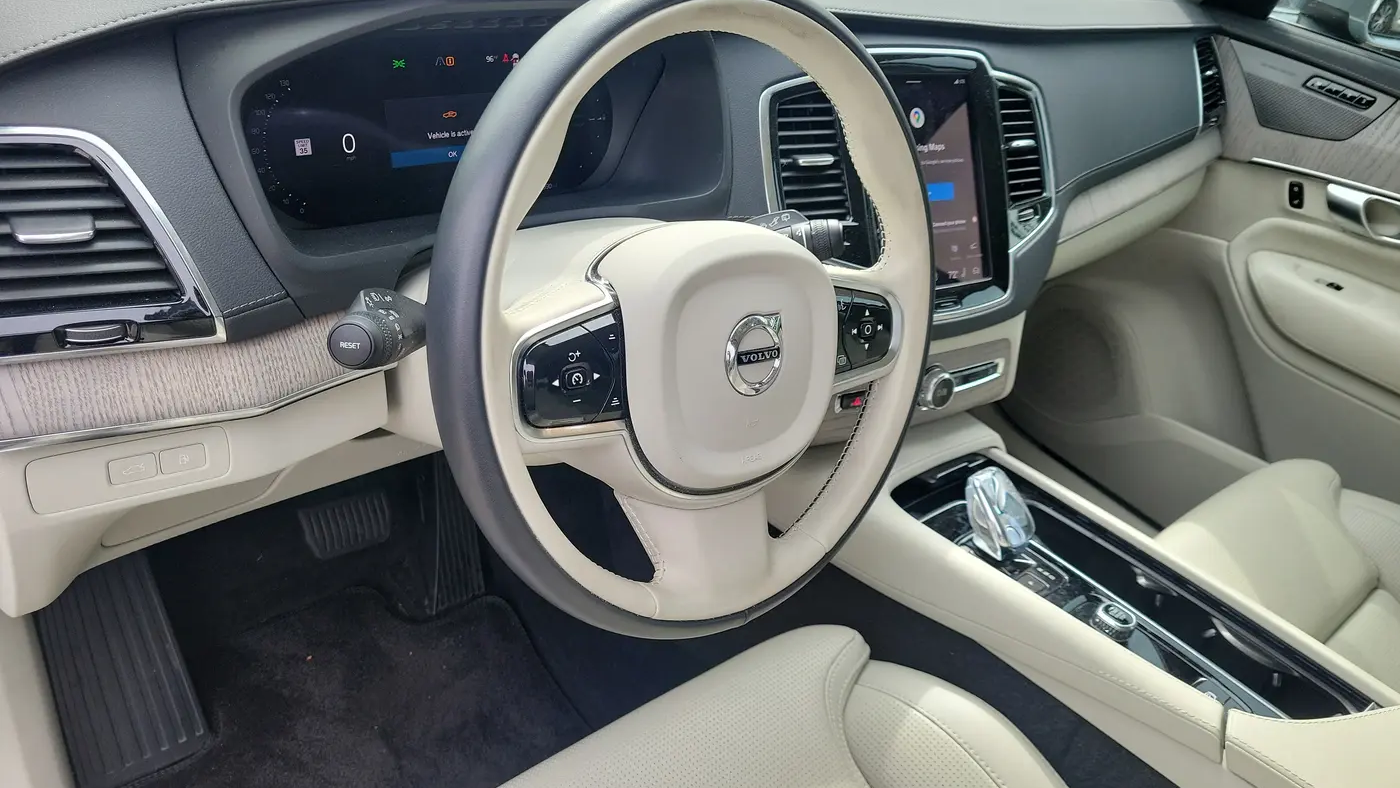 2024 Volvo XC90 Recharge T8 Ultimate Bright Theme 7P