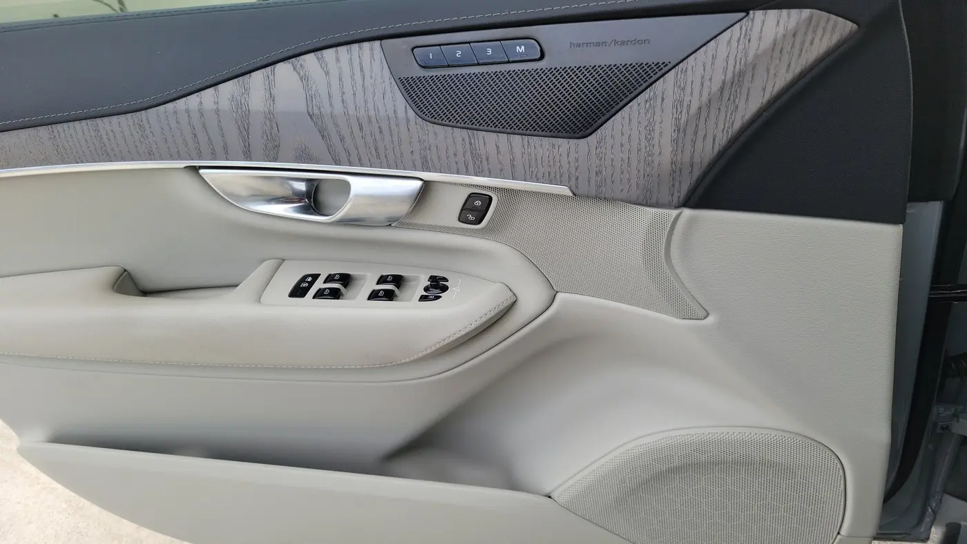 2024 Volvo XC90 Recharge T8 Ultimate Bright Theme 7P