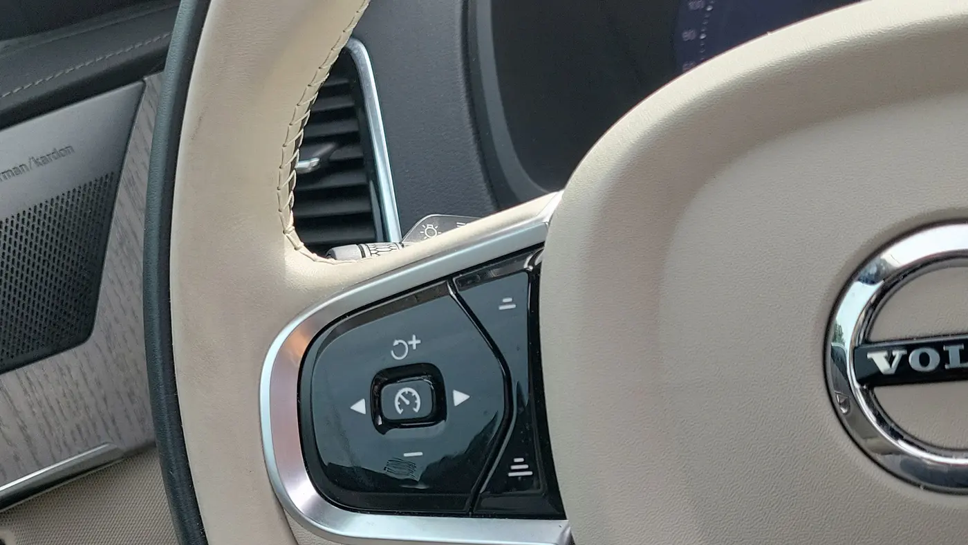 2024 Volvo XC90 Recharge T8 Ultimate Bright Theme 7P