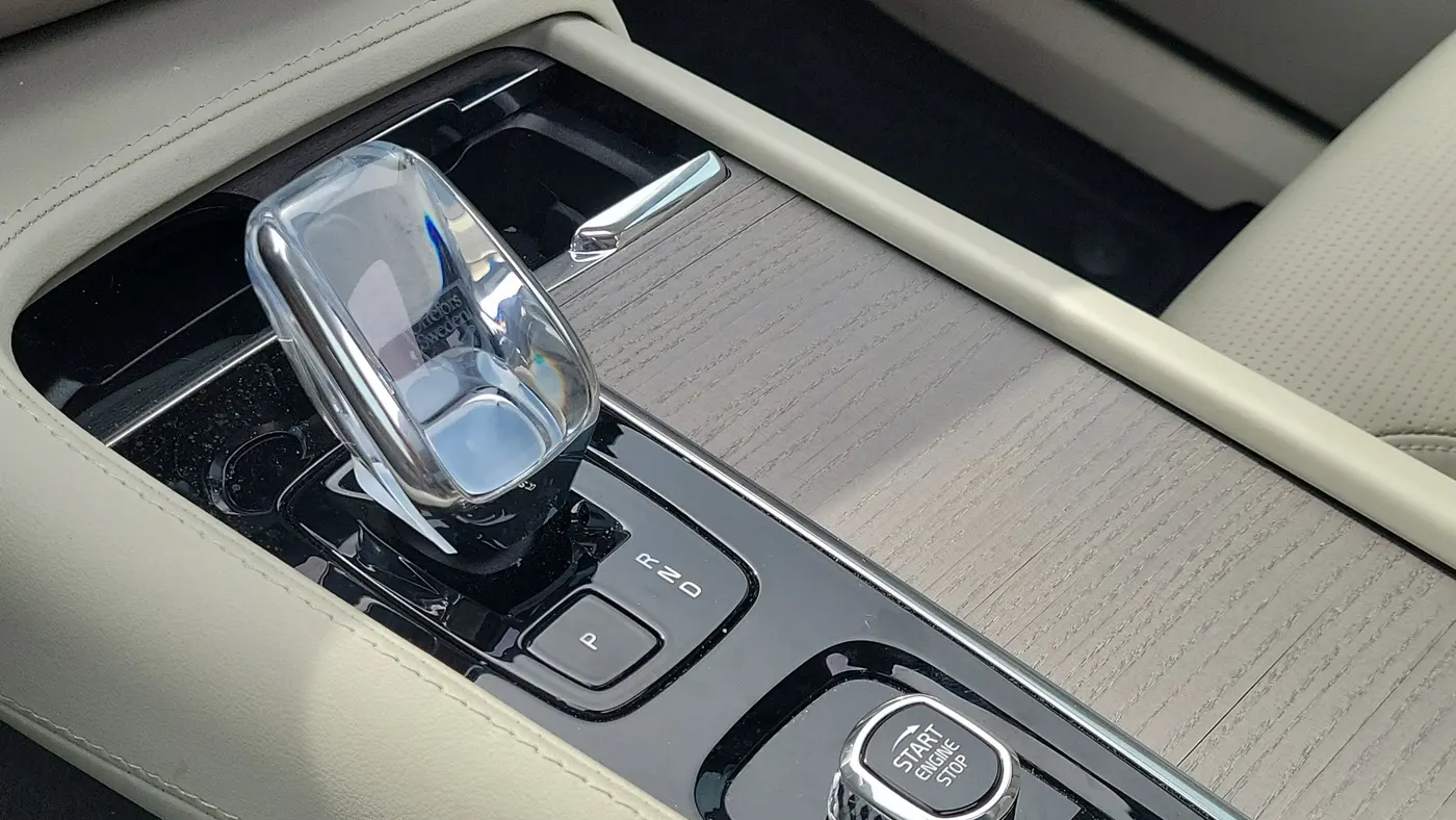 2024 Volvo XC90 Recharge T8 Ultimate Bright Theme 7P