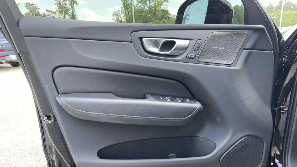 2024 Volvo XC60 Recharge T8 Ultimate Black Edition