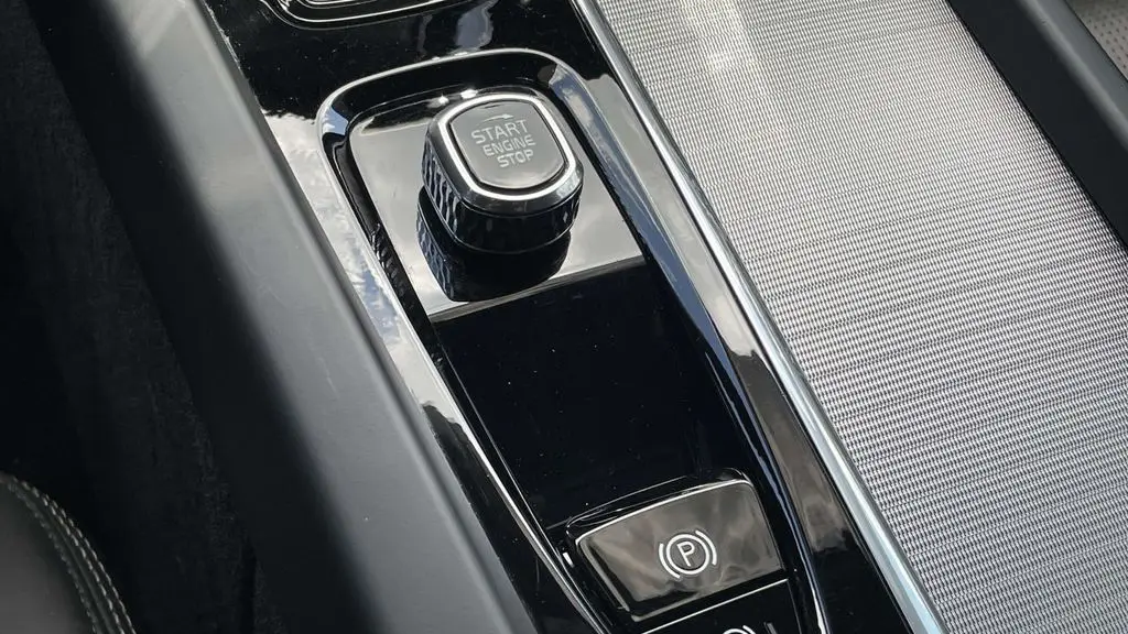 2024 Volvo XC60 Recharge T8 Ultimate Black Edition