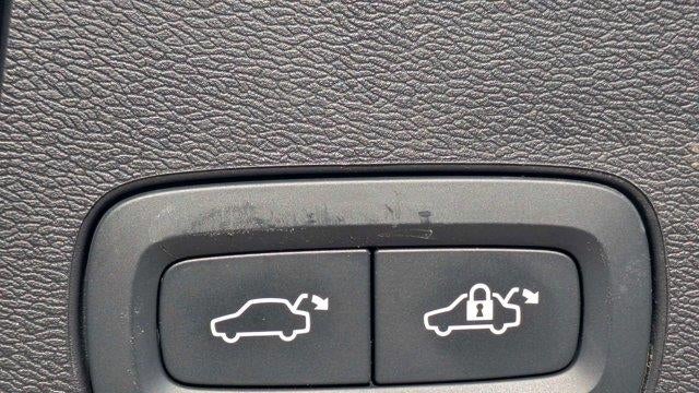 2024 Volvo XC60 Recharge T8 Plus Dark Theme