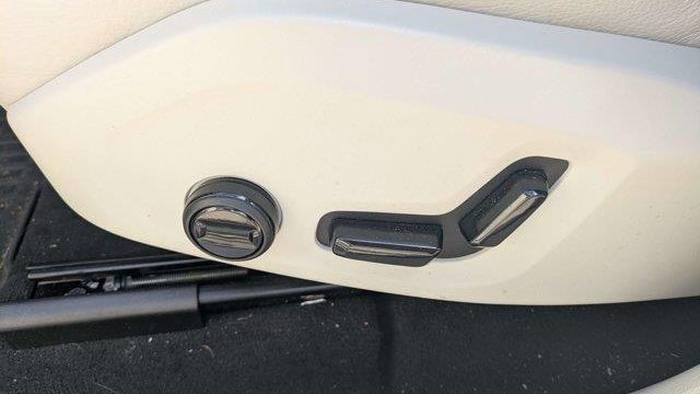 2024 Volvo XC60 Recharge T8 Plus Dark Theme