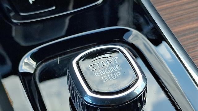 2024 Volvo XC60 Recharge T8 Plus Dark Theme