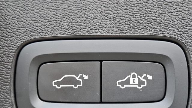 2024 Volvo XC60 Recharge T8 Plus Dark Theme