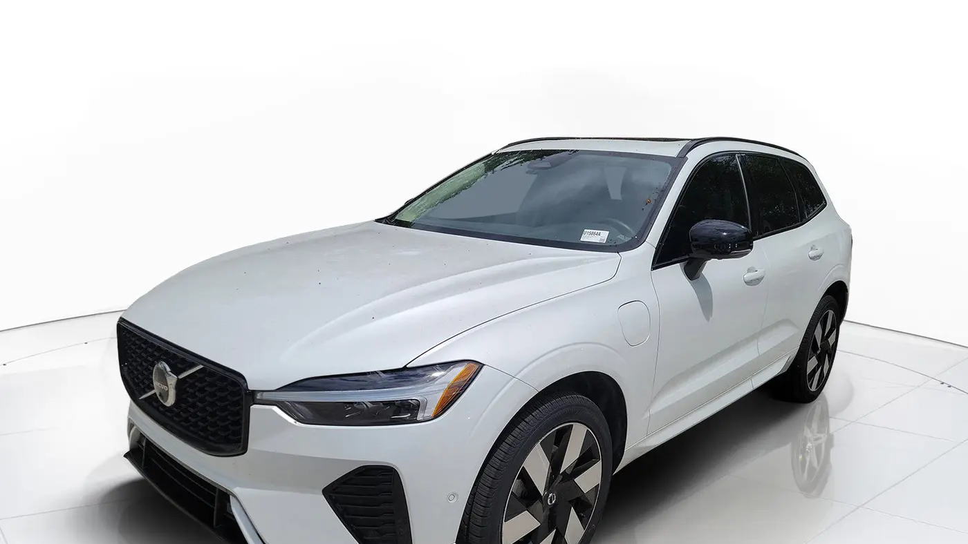2024 Volvo XC60 Recharge T8 Plus Dark Theme
