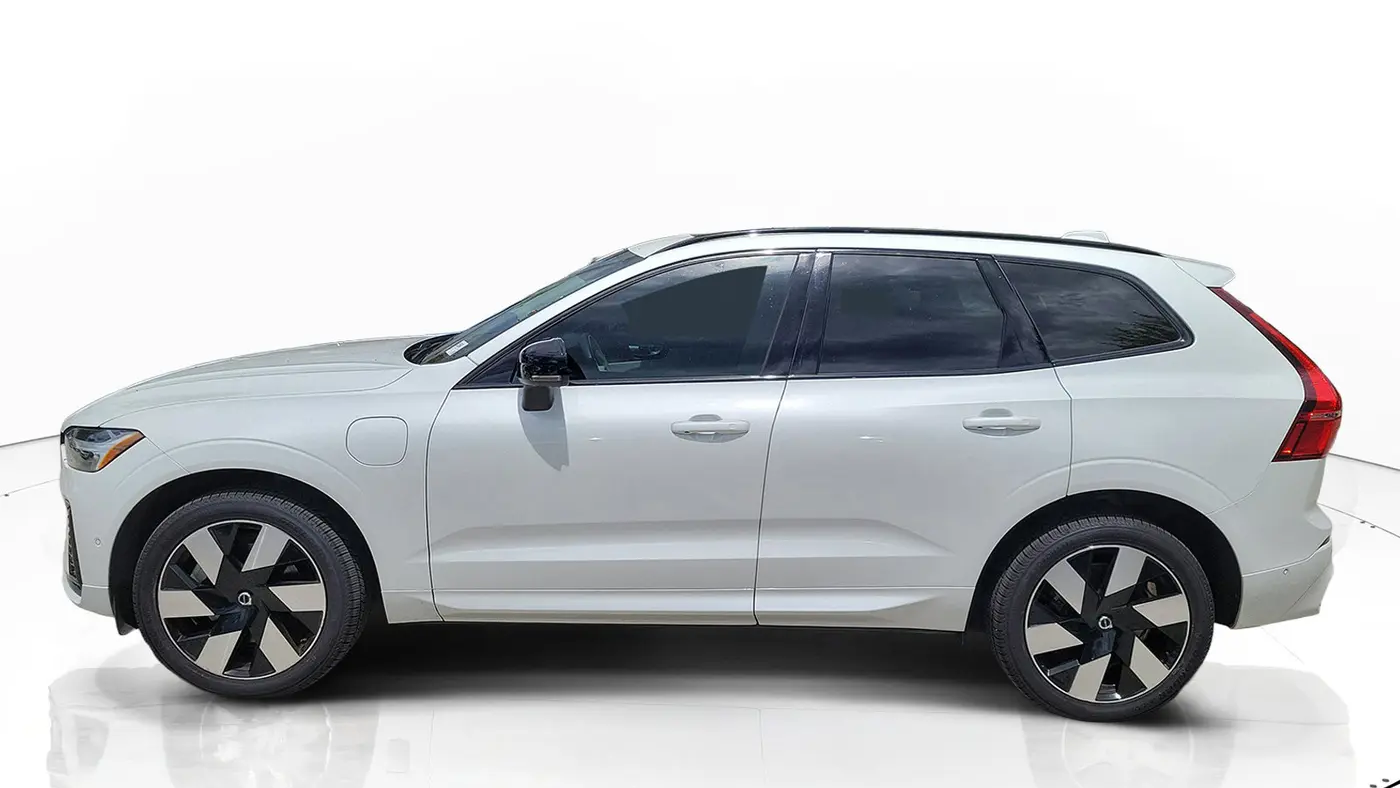 2024 Volvo XC60 Recharge T8 Plus Dark Theme