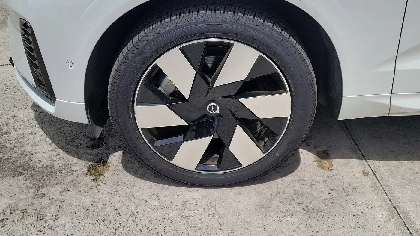 2024 Volvo XC60 Recharge T8 Plus Dark Theme