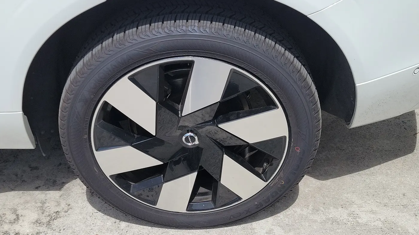 2024 Volvo XC60 Recharge T8 Plus Dark Theme