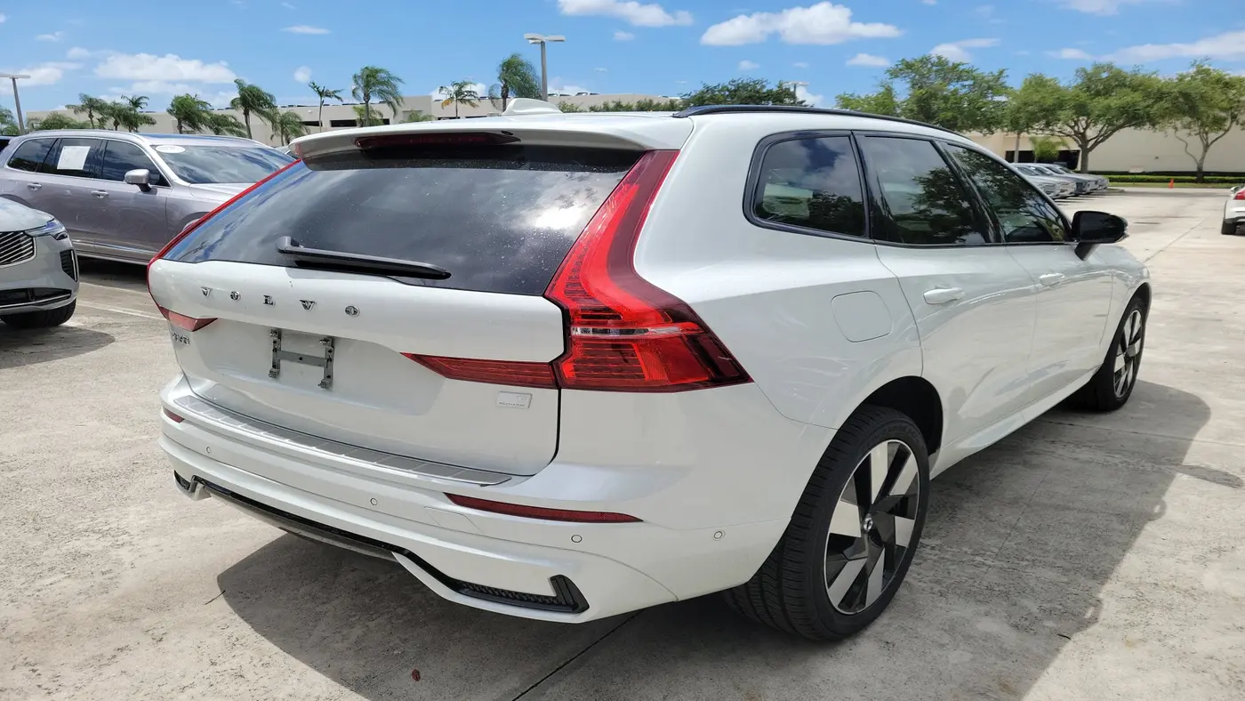 2024 Volvo XC60 Recharge T8 Plus Dark Theme