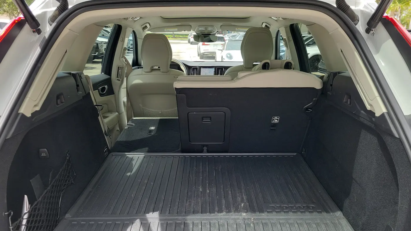 2024 Volvo XC60 Recharge T8 Plus Dark Theme