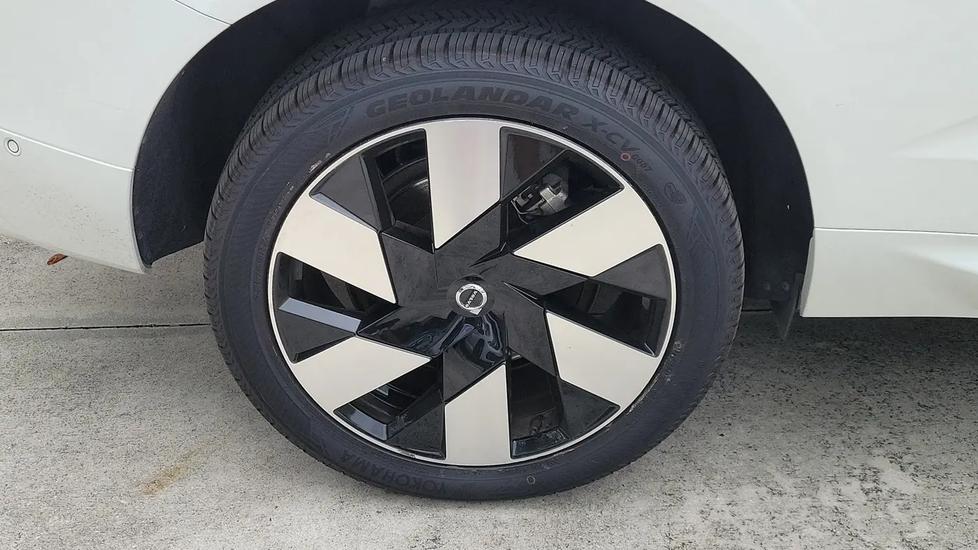 2024 Volvo XC60 Recharge T8 Plus Dark Theme