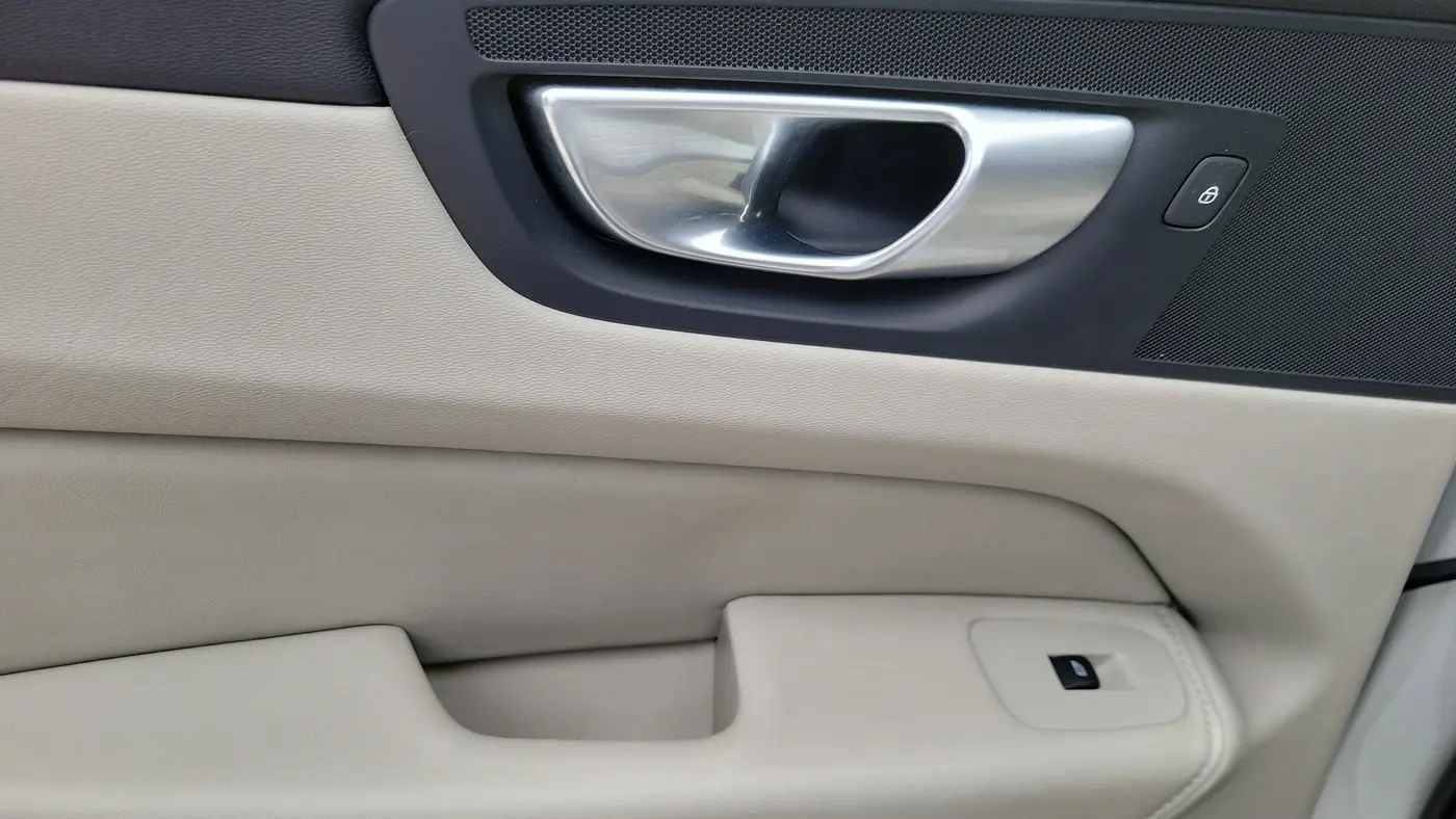 2024 Volvo XC60 Recharge T8 Plus Dark Theme