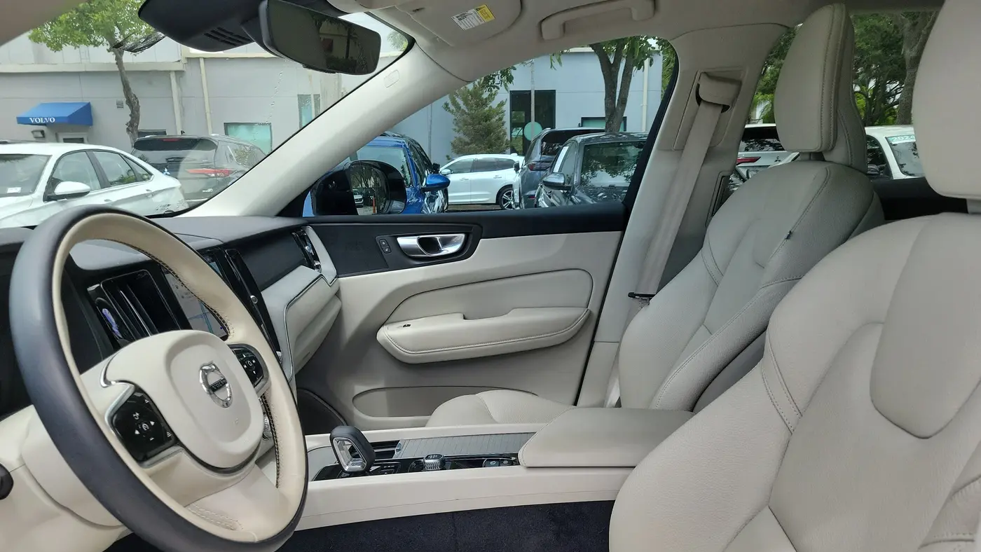 2024 Volvo XC60 Recharge T8 Plus Dark Theme