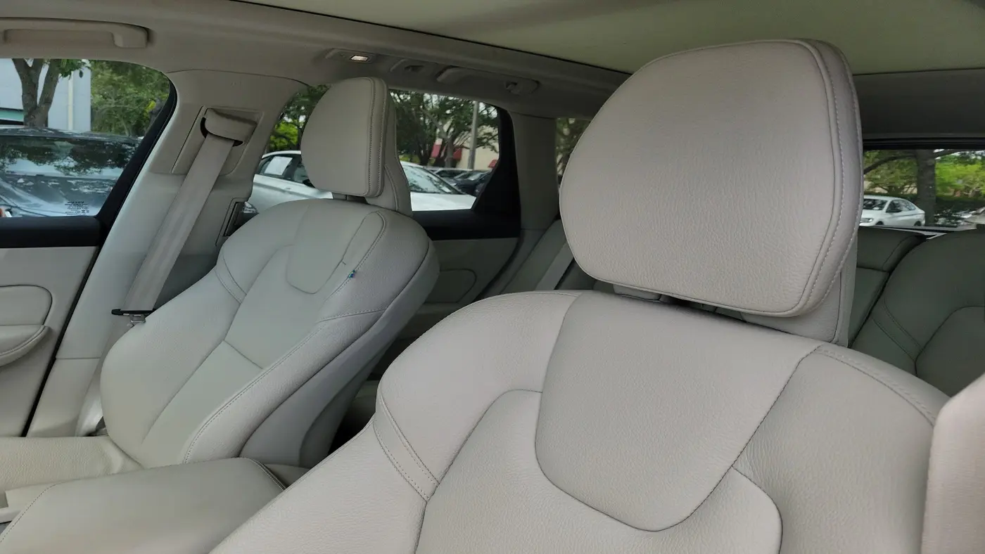 2024 Volvo XC60 Recharge T8 Plus Dark Theme