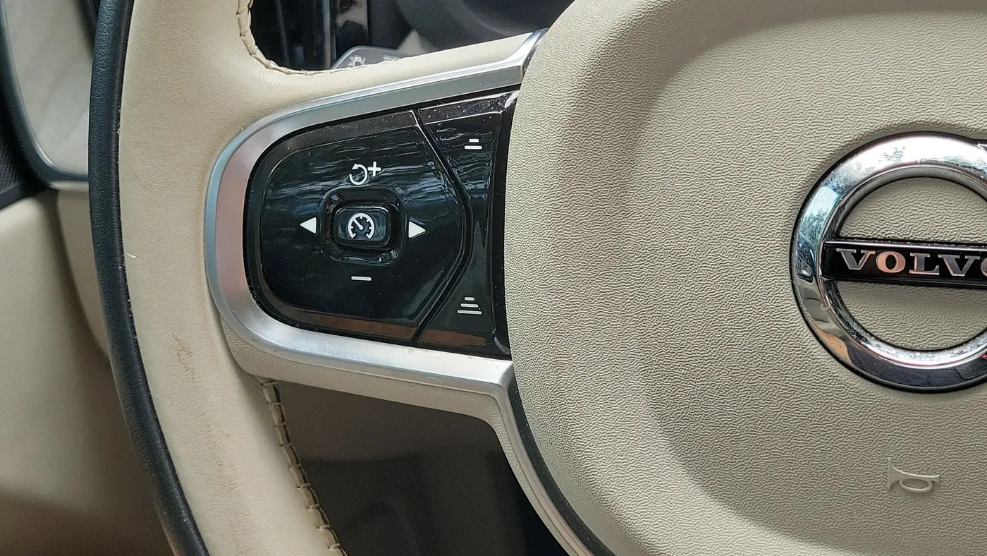 2024 Volvo XC60 Recharge T8 Plus Dark Theme