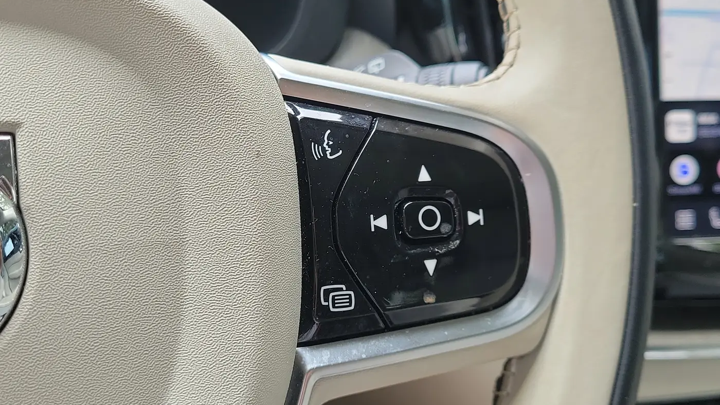 2024 Volvo XC60 Recharge T8 Plus Dark Theme