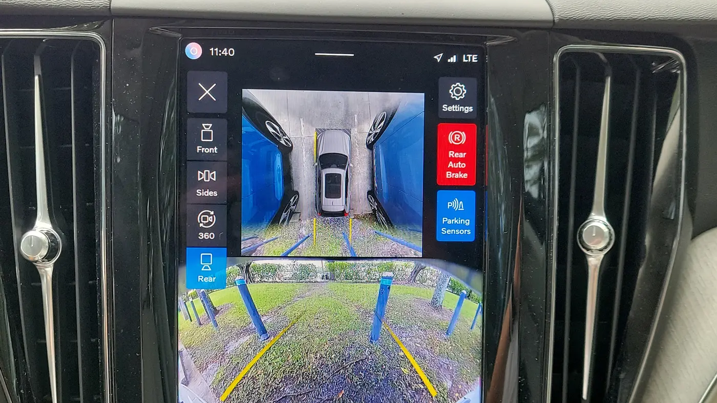 2024 Volvo XC60 Recharge T8 Plus Dark Theme
