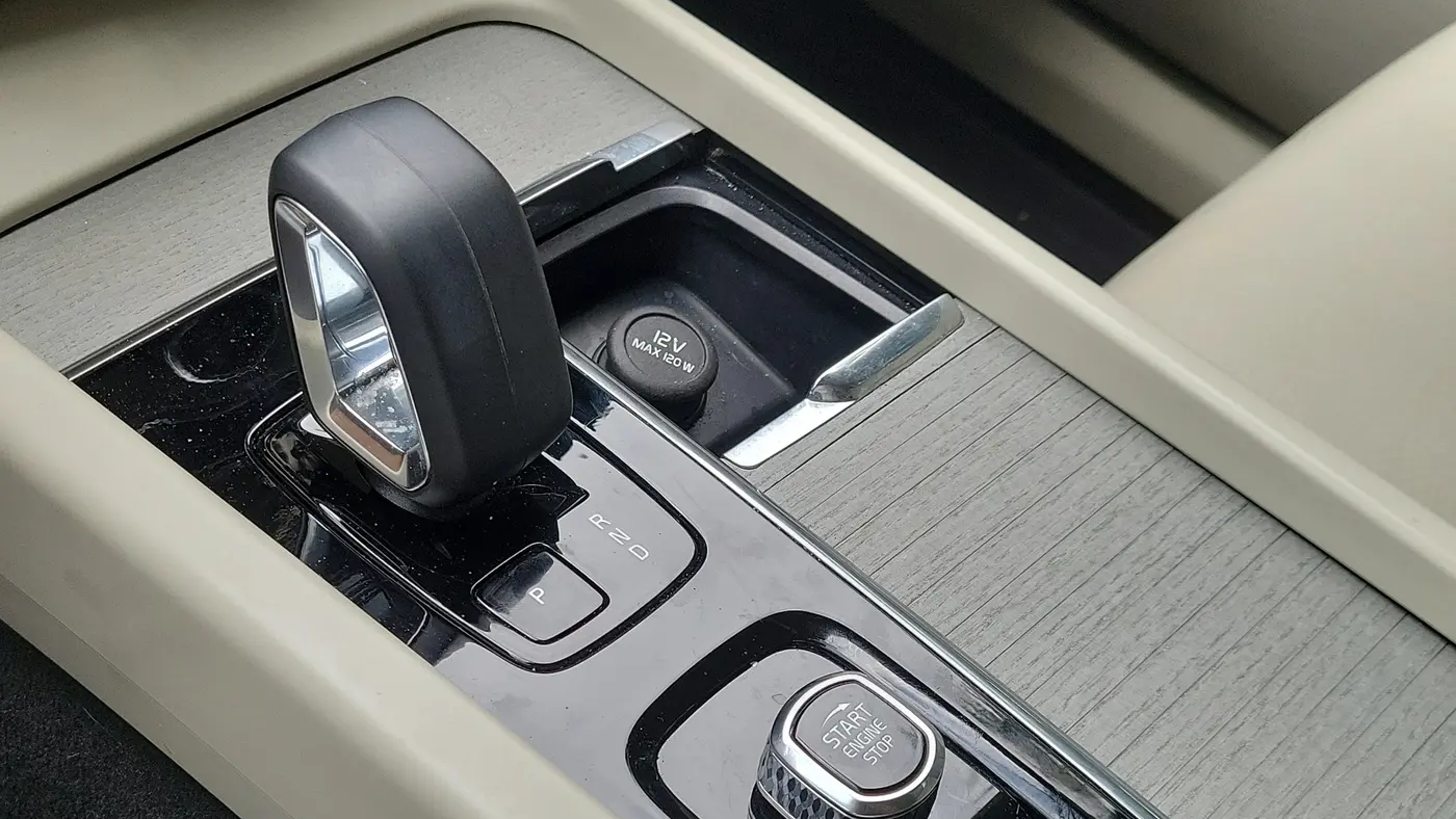 2024 Volvo XC60 Recharge T8 Plus Dark Theme