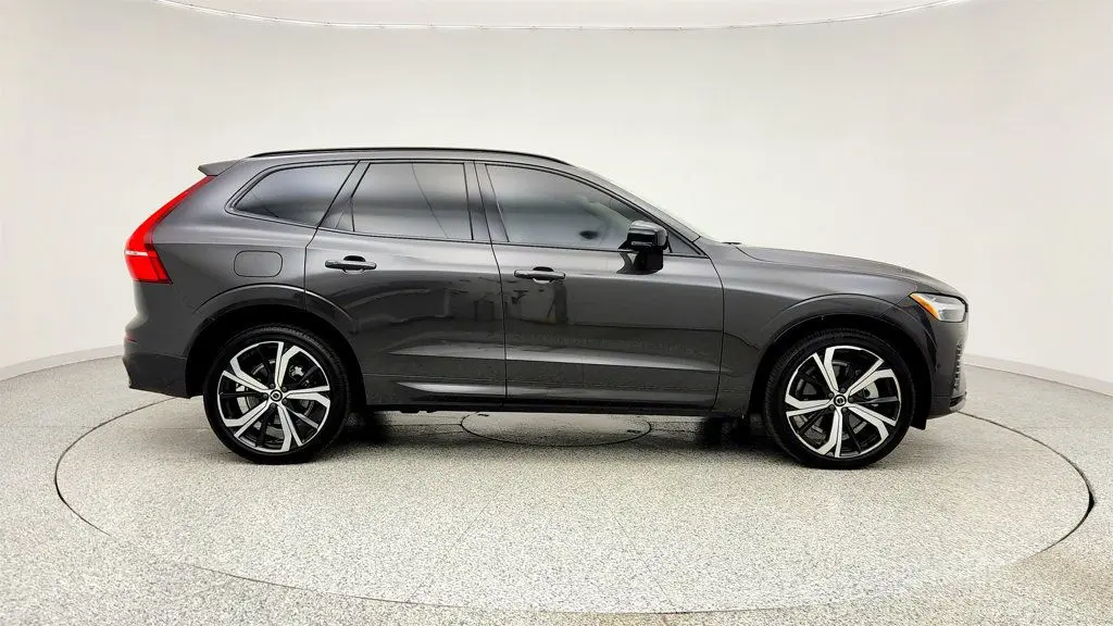 2024 Volvo XC60 Recharge T8 Ultimate Dark Theme